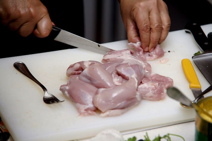 cortando pollo